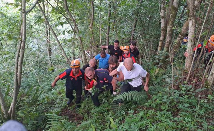 Kontrolden çıkarak ağaçlara takılan araçtan fırlayan sürücü yaralandı