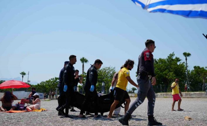 Konyaaltı Sahili’nde vücudunda kesikler bulunan erkek cesedi bulundu