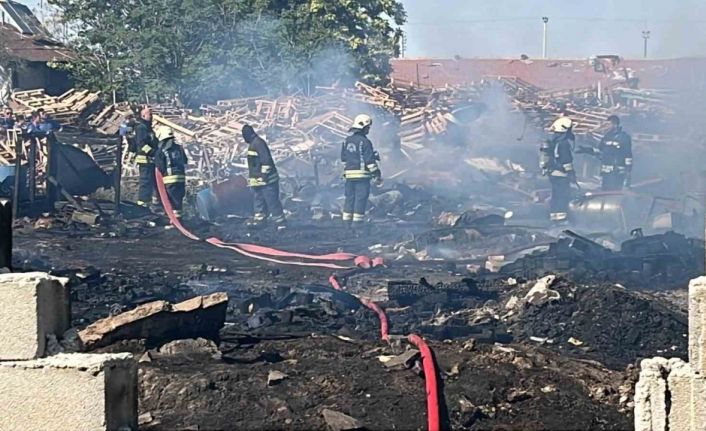 Konya’da iş yerinde çıkan yangın bahçedeki tahta paletlere sıçradı