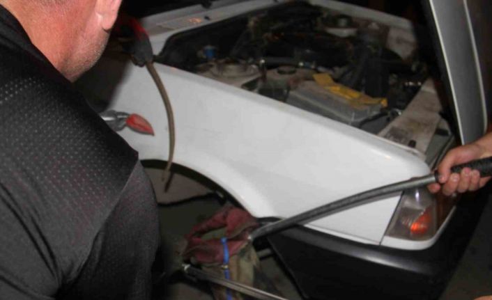 Konya’da otomobilin jantına girerek sıkışan yılanı itfaiye çıkardı