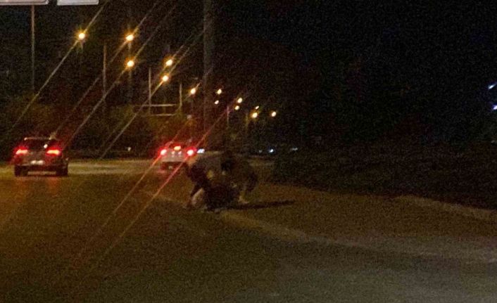 Konya’da yol kenarında 3 gencin tekme tokat kavgası kamerada