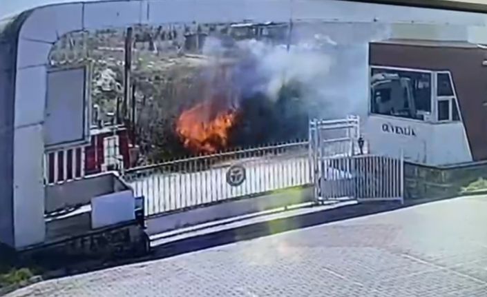 Kopan elektrik kablosu saman balyalarını küle çevirdi, o anlar güvenlik kamerasına yansıdı