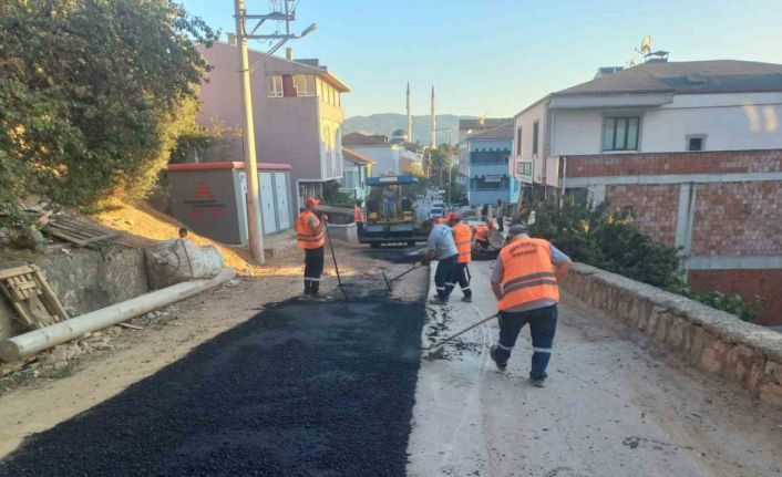 Körfez’de 2 mahalleye 210 ton sıcak asfalt