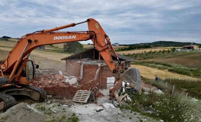 Körfez’de kaçak yapılar yıkılıyor