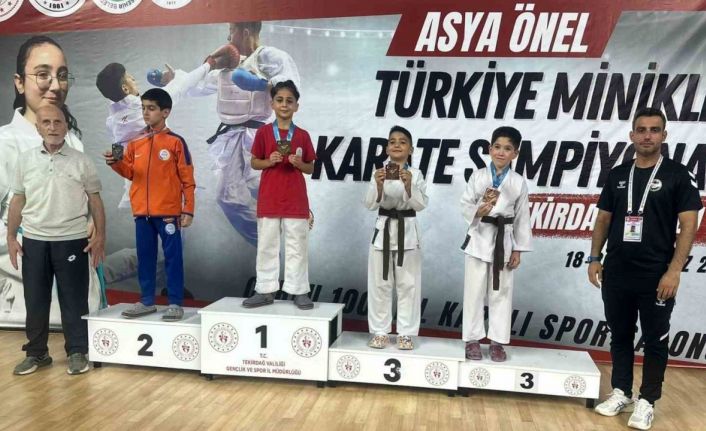 Körfezli minik karateciler Türkiye şampiyonasında altın ve bronz madalya aldı