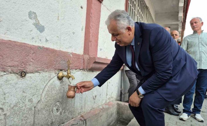 Köy meydanında çeşmeden ayran aktı