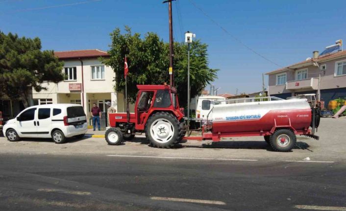 Köylüler traktör ve su tankerleriyle sırayla yangın nöbeti tutuyor