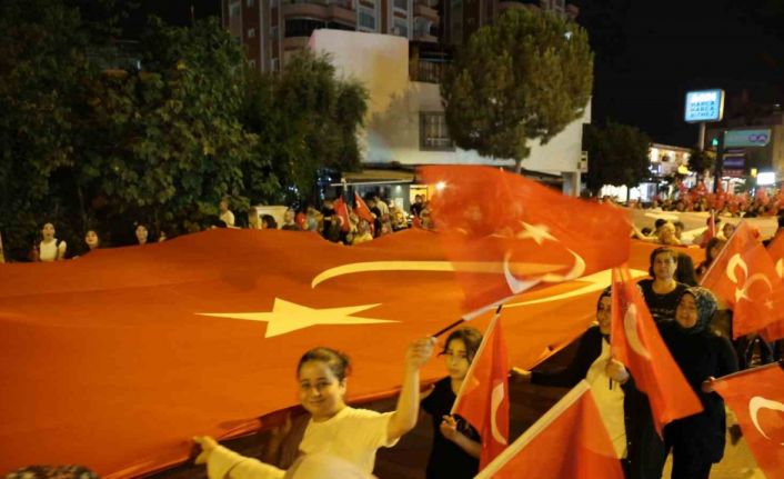 Kozanlılar Türk bayraklarıyla şehitleri andı