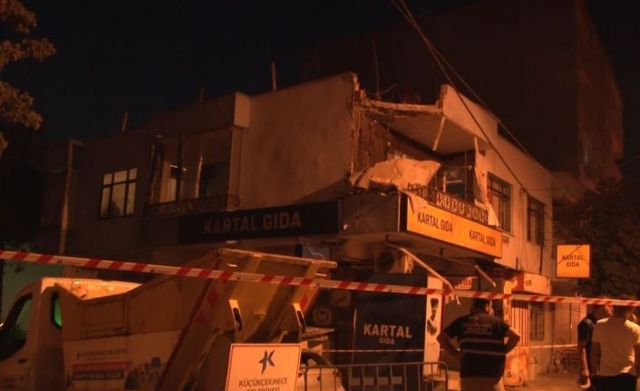 Küçükçekmece’de iki katlı binanın balkon duvarı çöktü