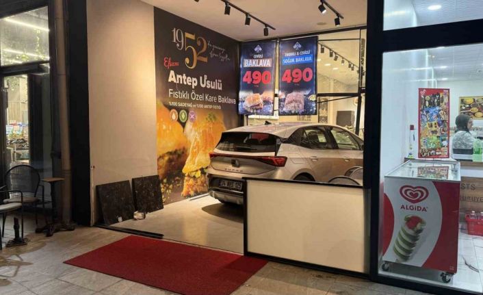 Küçükçekmece’de kontrolden çıkan elektrikli araç pastaneye girdi