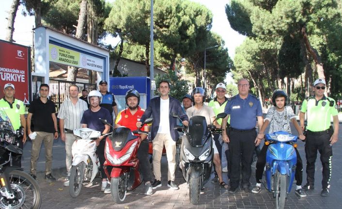 Kula’da motosiklet sürücülerine ücretsiz kask dağıtıldı