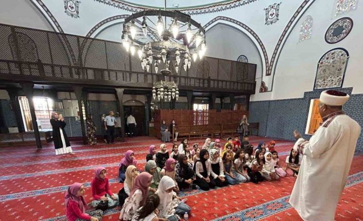 Kur’an kursu öğrencileri Hüsrev Paşa Camii’nin manevi atmosferini teneffüs etti