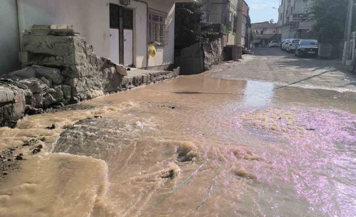 Kurtalan’da içme suyu hattı patladı, çarşı merkezi sular altında kaldı
