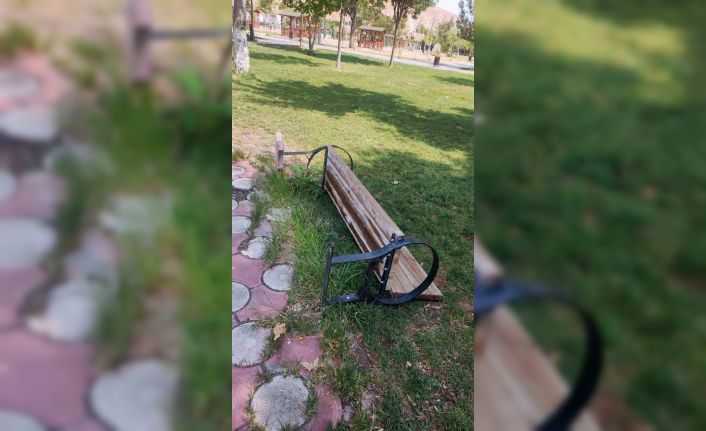 Kurtalan’da parktaki banklara zarar verildi