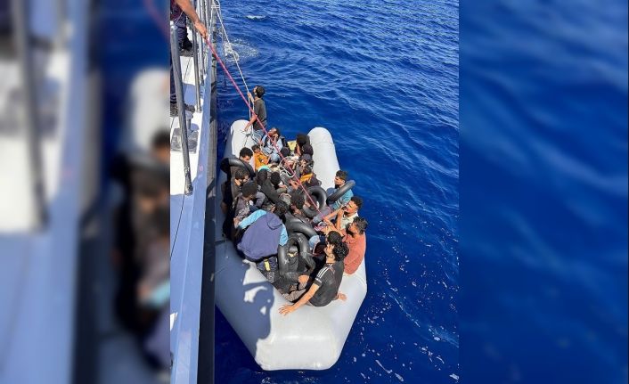 Kuşadası açıklarında 22 düzensiz göçmen kurtarıldı