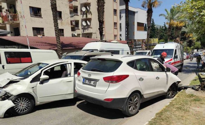 Kuşadası’nda freni tutmayan araç kazaya neden oldu: 5 yaralı