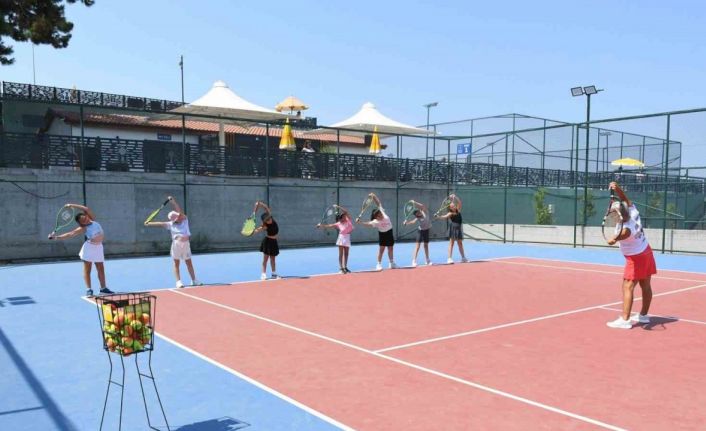 Kuşadası’nda minik tenisçiler ilk eğitimlerini tamamladı