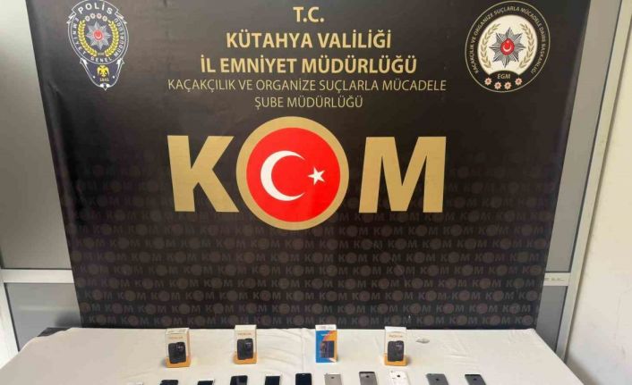 Kütahya’da 37 adet gümrük kaçağı cep telefonu ele geçirildi