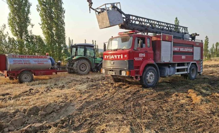 Kütahya’da 8 dönüm arazi ve 180 balya saman küle döndü