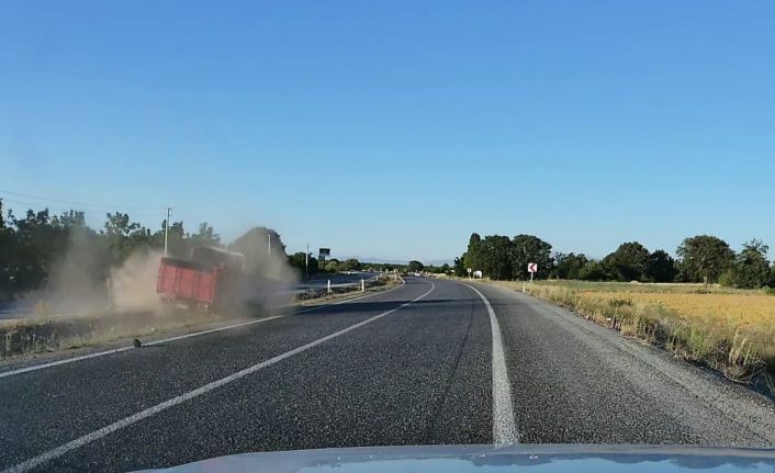 Lastiği patlayan kamyon devrilmekten son anda kurtuldu