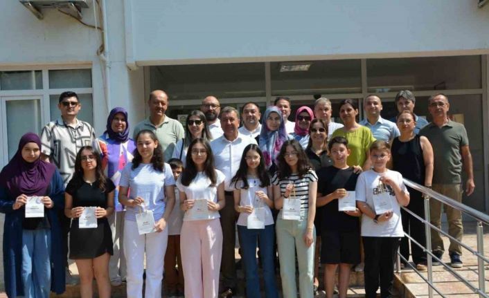 LGS’de başarı elde eden öğrenciler altın ile ödüllendirildi