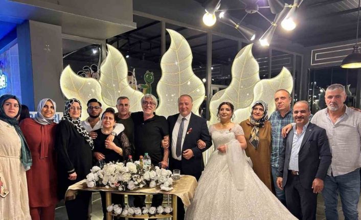 Liseli sınıf arkadaşları 34 yıl sonra karşılaştı, görüşme düğünle sonuçlandı