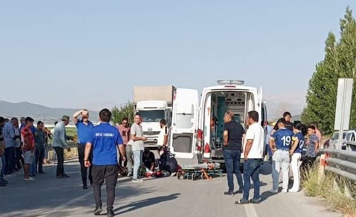 Lüks otomobile çarpan motosikletin sürücüsü ağır yaralandı