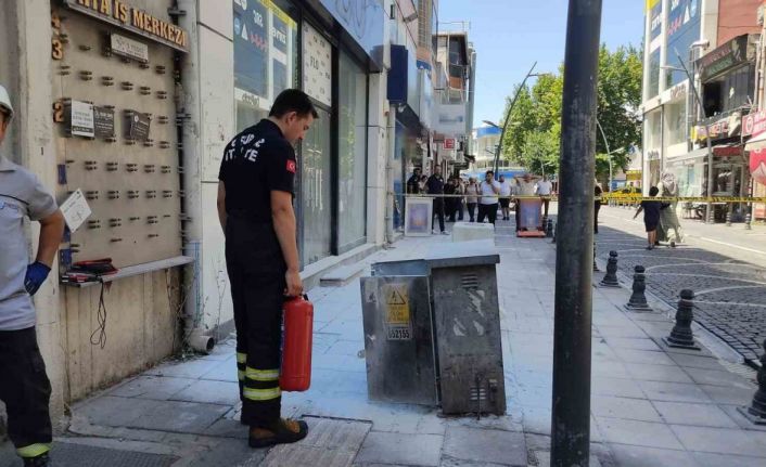 Lüleburgaz’da kaldırımdaki elektrik panosunda yangın