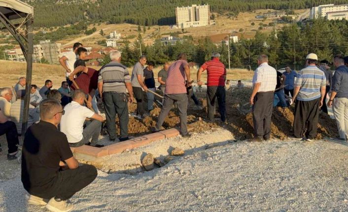 Lunapark çıkışı aracın çarpması sonucu hayatını kaybeden baba-oğul toprağa verildi
