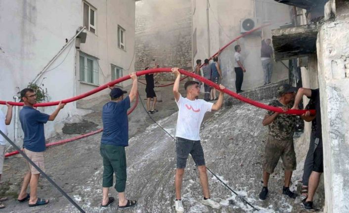 Mahalle sakinlerinden alevlere karşı insan zinciri