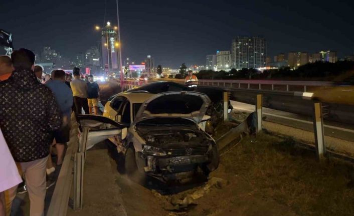 Makas atan araç kazaya sebep oldu: 2 otomobil yol ayrımındaki boşluğa düştü