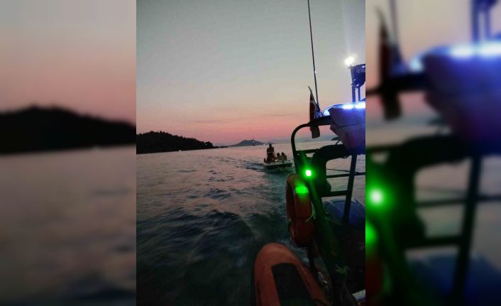 Makine arızası nedeniyle sürüklenen tekne kurtarıldı