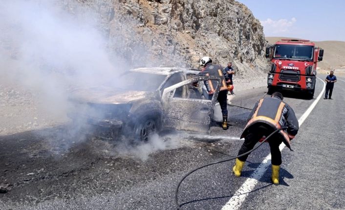 Malatya-Çelikhan yolunda araç yangını paniğe neden oldu