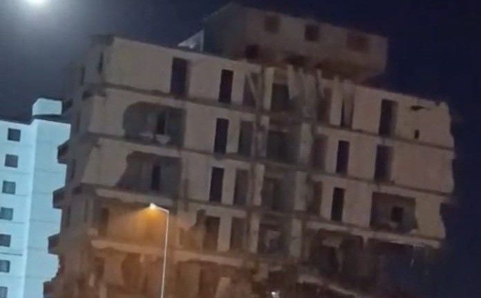Malatya’da ağır hasarlı 7 katlı bina saniyeler içerisinde yerle bir oldu