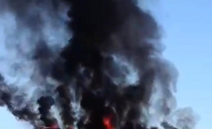 Malatya’da bariyerlere çarpan tır alev aldı