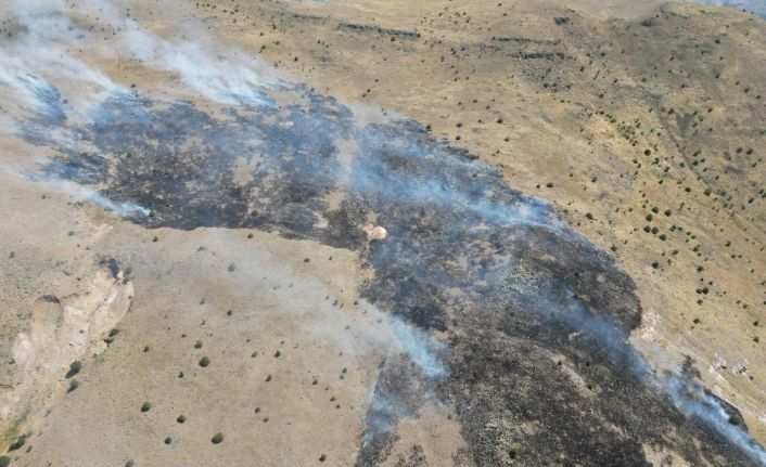 Malatya’da dağlık alanda çıkan yangın havadan görüntülendi