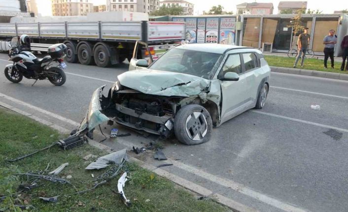 Malatya’da kontrolden çıkan araç refüje çarptı: 3 yaralı