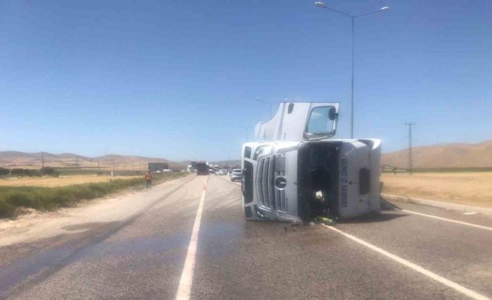 Malatya’da tanker devrildi: 1 kişi yaralandı