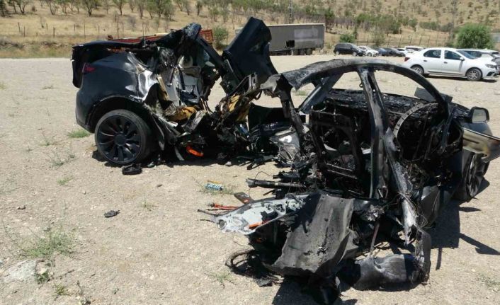 Malatya’da Tesla kazası: Araç ikiye bölündü, 2 hemşire hayatını kaybetti