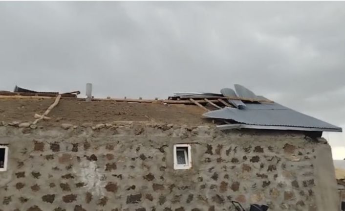 Malazgirt’te etkili olan fırtına ev ve ahırların çatısını uçurdu
