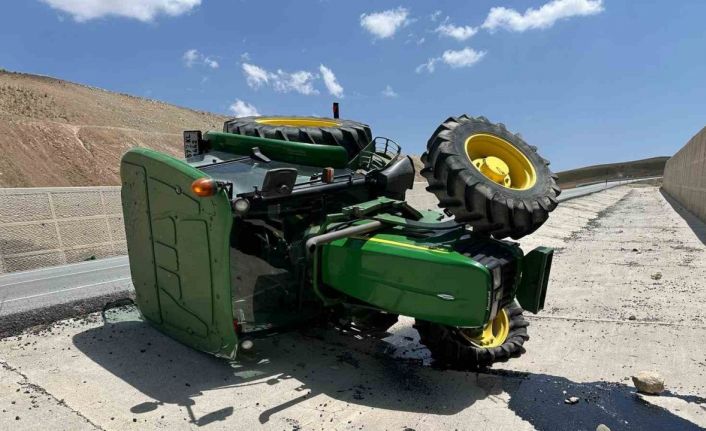 Malazgirt’te traktör takla attı: 1 yaralı