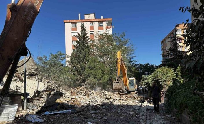Maltepe’de faciadan dönüldü: 11 katlı bina yıkım sırasında çöktü