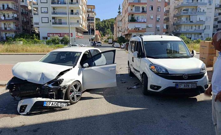 Manavgat’ta otomobil ile hafif ticari araç çarpıştı: 1 yaralı