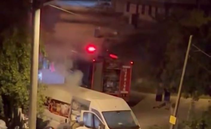 Mangal kömürü yüklü minibüste yangın