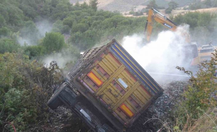Manisa’da alev alan kamyon şarampole uçtu, yangın ormana sıçramadan söndürüldü