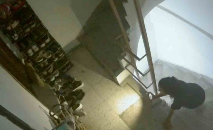 Manisa’da ayakkabı hırsızı güvenlik kamerasına yakalandı