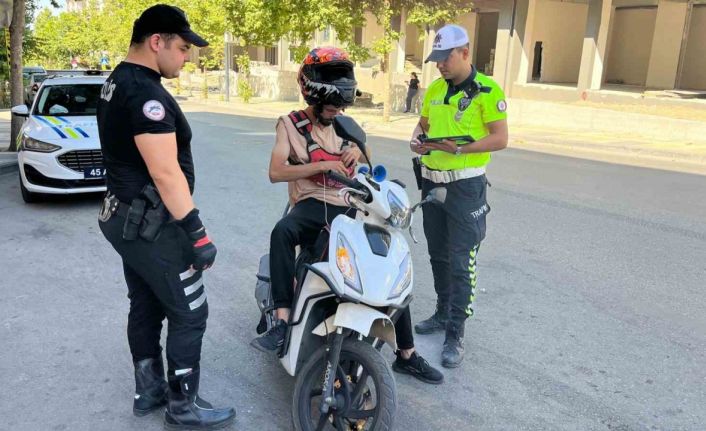 Manisa’da kurallara uymayan motosiklet sürücülerine ceza yağdı