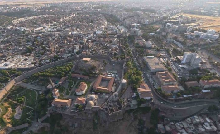 Manzara tutkunları havadan Diyarbakır’ın tarihi yerlerini keşfediyor