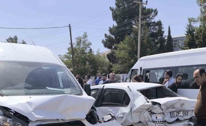 Mardin’de freni patlayan tır, ışıkta bekleyen araçlara çarptı: 7 yaralı