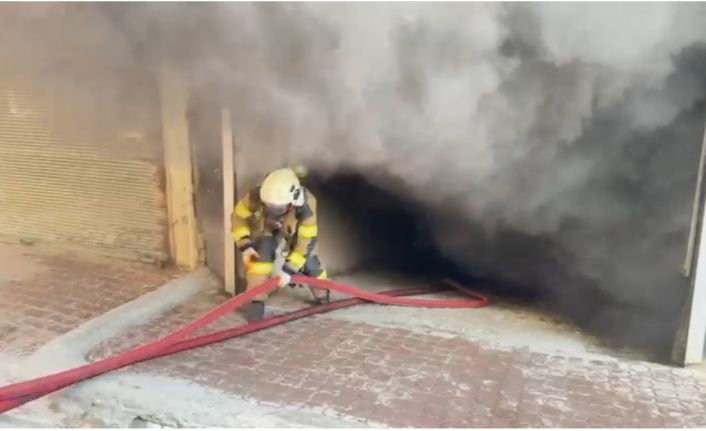 Mardin’de mobilya deposunda yangın paniğe neden oldu
